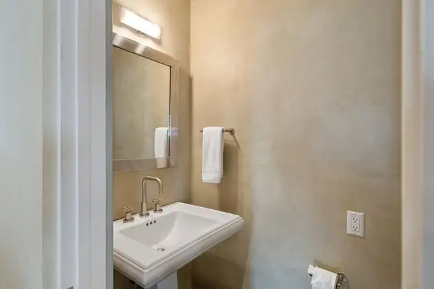 Ev (Stone's Throw - Unbeatable Location, )