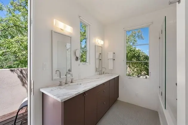 Ev (Stone's Throw - Unbeatable Location, )