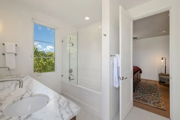Ev (Stone's Throw - Unbeatable Location, )