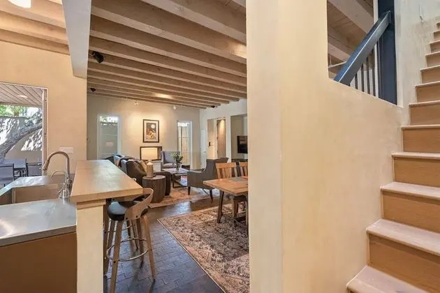 Ev (Stone's Throw - Unbeatable Location, )