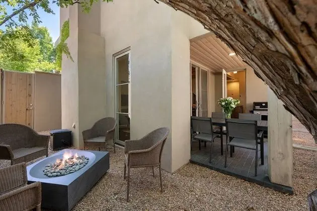 Ev (Stone's Throw - Unbeatable Location, )