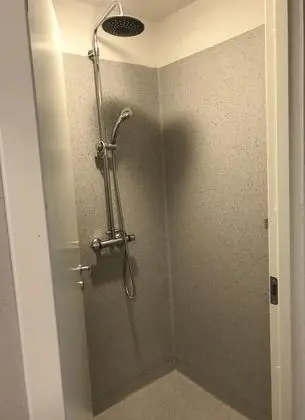 Tek Büyük veya İki Ayrı Yataklı Oda, Ortak Banyo