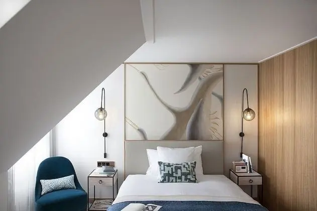 City Queen Room