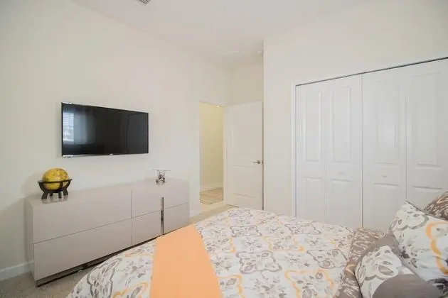 Ev (Storey Lake Resort all amenities incl)