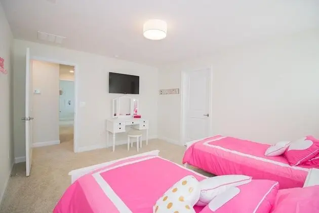 Ev (Storey Lake Resort all amenities incl)