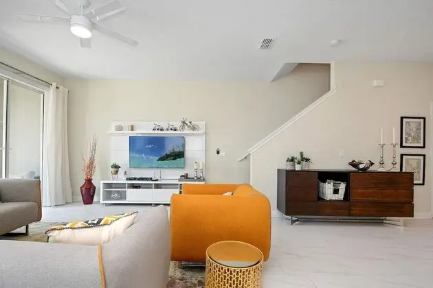 Ev (Storey Lake Resort all amenities incl)