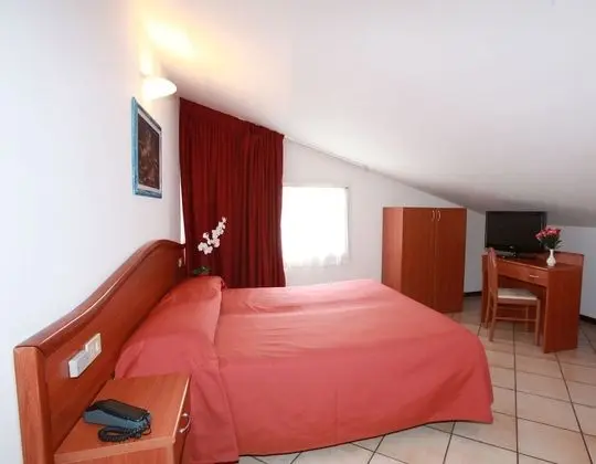 Tek Büyük Yataklı Oda ( Attic)