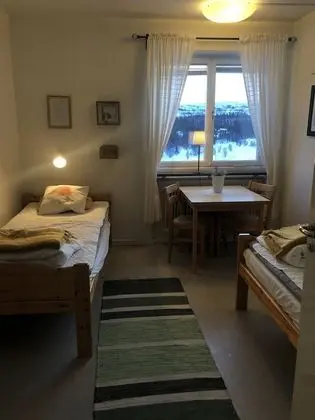 İki Ayrı Yataklı Oda, Ortak Banyo