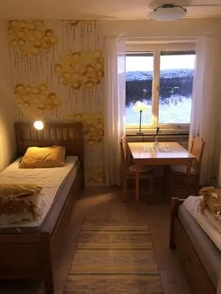İki Ayrı Yataklı Oda, Ortak Banyo
