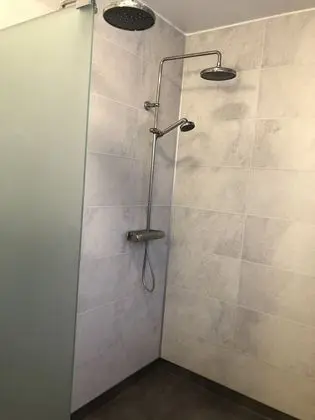 İki Ayrı Yataklı Oda, Ortak Banyo