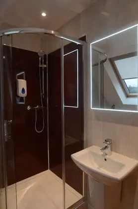Büyük Yataklı Tek Kişilik Oda