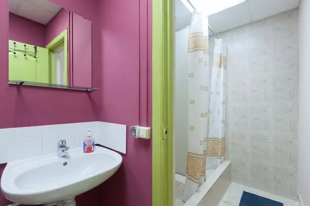 Tek Büyük veya İki Ayrı Yataklı Oda, Ortak Banyo