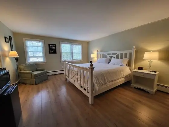 Motel - 1 King Bed (No Pets)