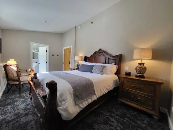 Main Inn - 1 Queen Bed (No Pets)