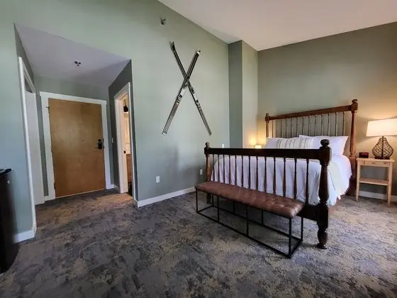 Main Inn - 1 Queen Bed (No Pets)