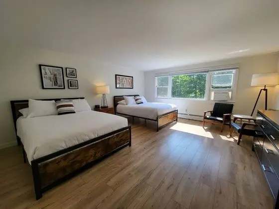 Main Inn - 1 Queen Bed (No Pets)