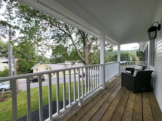 Main Inn - 1 Queen Bed w/Balcony (No Pets)