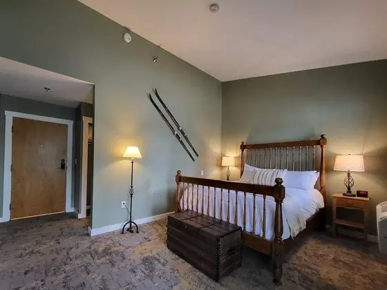 Main Inn - 1 Queen Bed w/Balcony (No Pets)
