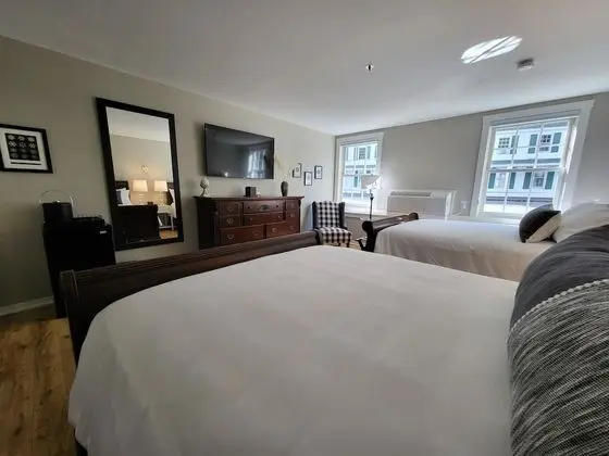 Main Inn - 2 Queen Beds
