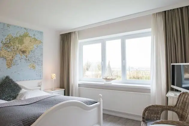 Tek Büyük Yataklı Oda (Side Sea View)