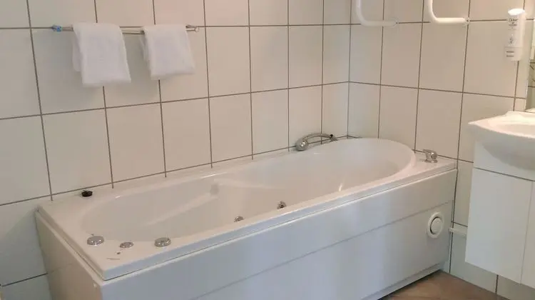 Junior Süit, Jakuzi