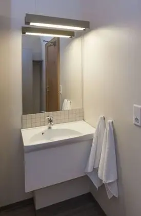 Basic Oda, 2 Tek Kişilik Yatak, Ortak Banyo