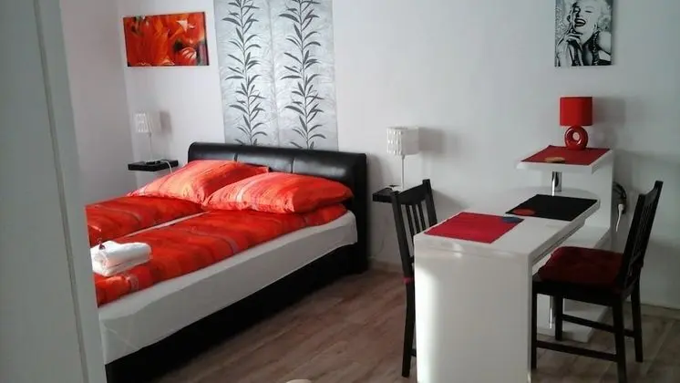 Apart Daire (Red and Black)