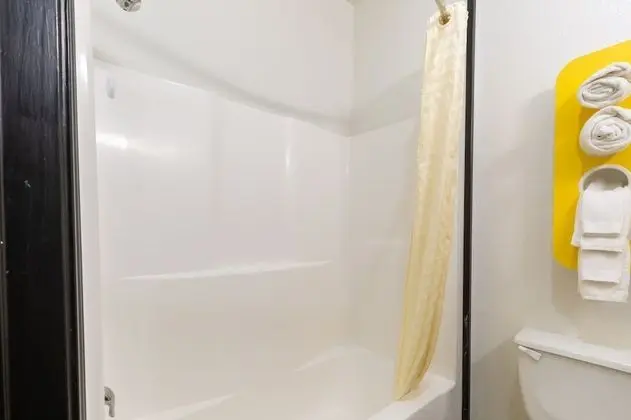 Deluxe Oda, 1 Büyük (Queen) Boy Yatak, Engellilere Uygun, Sigara İçilmez