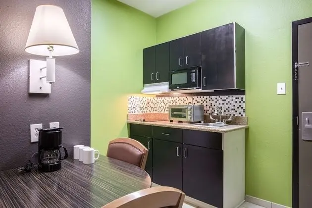 Deluxe Oda, 1 Büyük (Queen) Boy Yatak, Engellilere Uygun, Sigara İçilmez