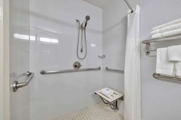Engellilere uygun banyo