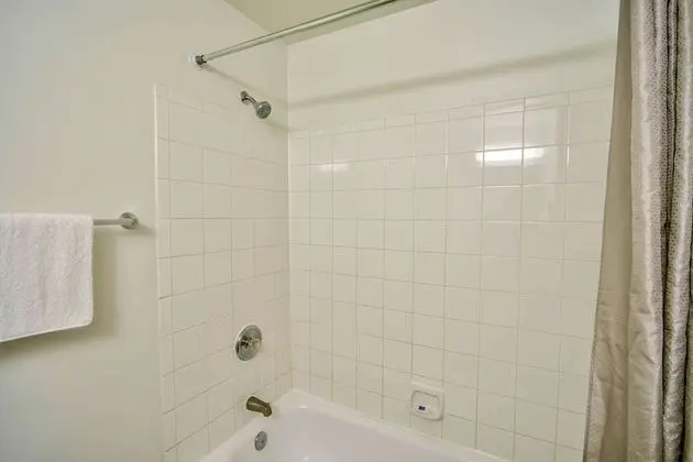 Standard Oda, 1 Büyük (Queen) Boy Yatak, Sigara İçilebilir, Buzdolabı ve Mikrodalga
