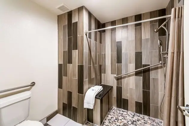 Engellilere uygun banyo