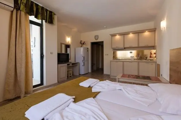Studio for Family with Kitchenette and Pool view