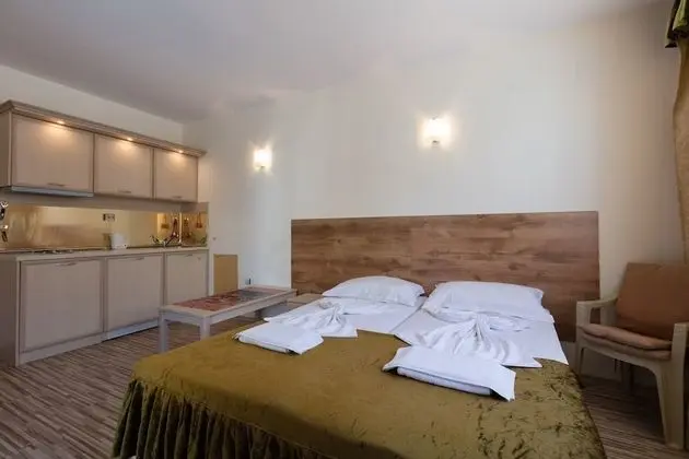 Studio for Family with Kitchenette and Pool view