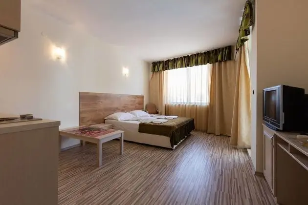 Studio for Family with Kitchenette and Pool view