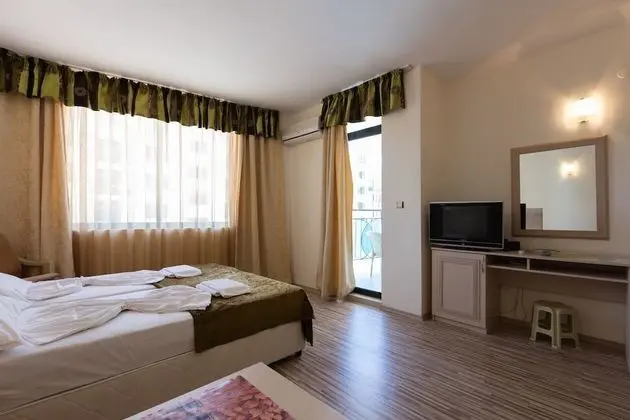 Studio for Family with Kitchenette and Pool view