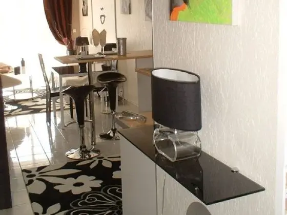 Stüdyo, Havuz Manzaralı