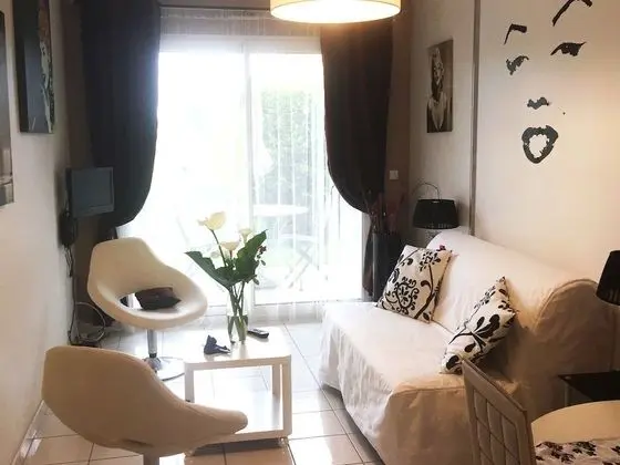 Stüdyo, Havuz Manzaralı