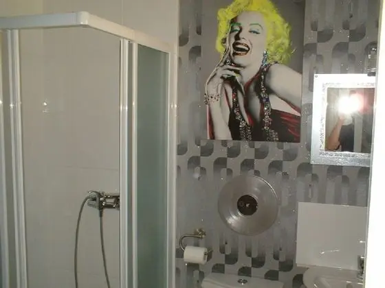 Stüdyo, Havuz Manzaralı