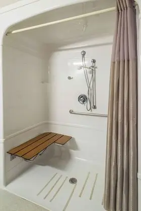 Oda, 1 Büyük (Queen) Boy Yatak, Engellilere Uygun, Sigara İçilmez (Roll-In Shower)