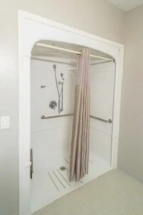 Oda, 1 Büyük (Queen) Boy Yatak, Engellilere Uygun, Sigara İçilmez (Roll-In Shower)