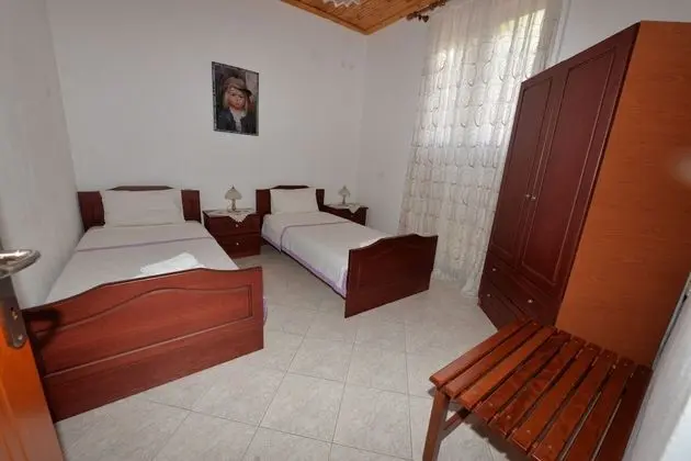 Üç Kişilik Oda, Sigara İçilmez