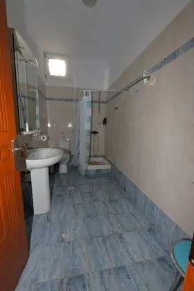 Üç Kişilik Oda, Sigara İçilmez