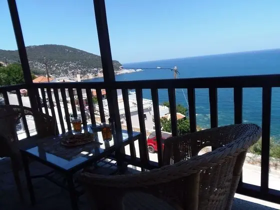 Üç Kişilik Oda, Balkon (Νο8)