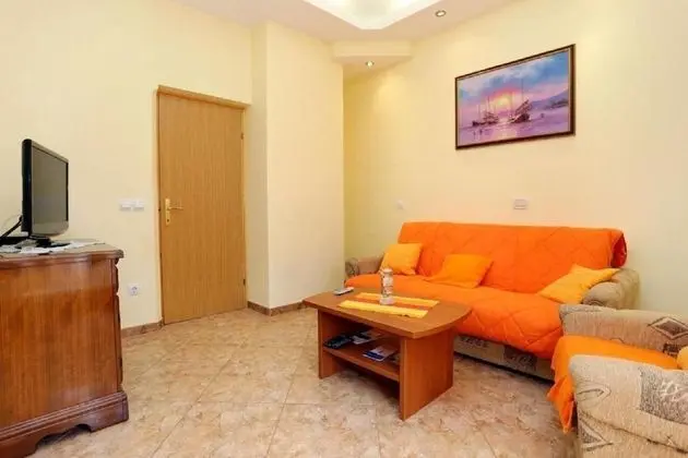 Apart Daire (Stuk- with terrase and close to the s)