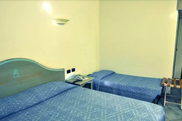 Üç Kişilik Oda, Bağlantılı Odalar