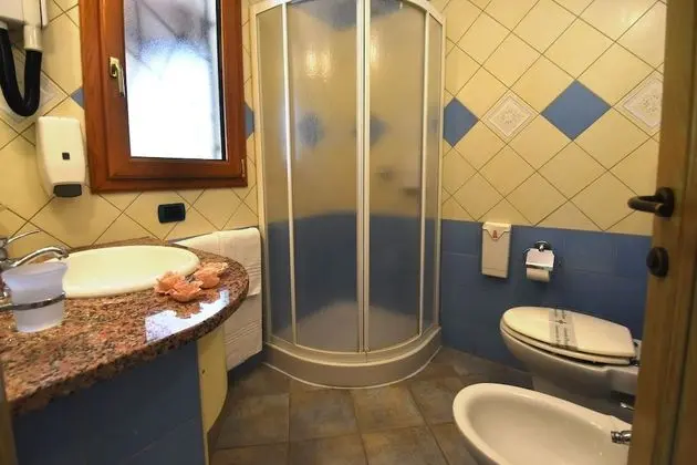 Üç Kişilik Oda, Bağlantılı Odalar