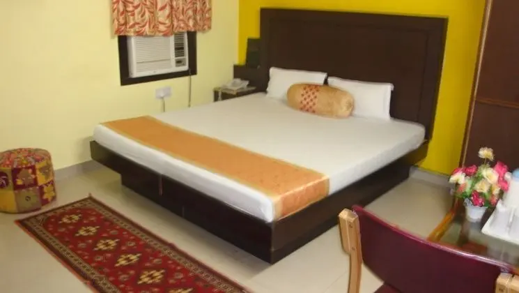 Deluxe Tek Büyük Yataklı Oda ( A/C )