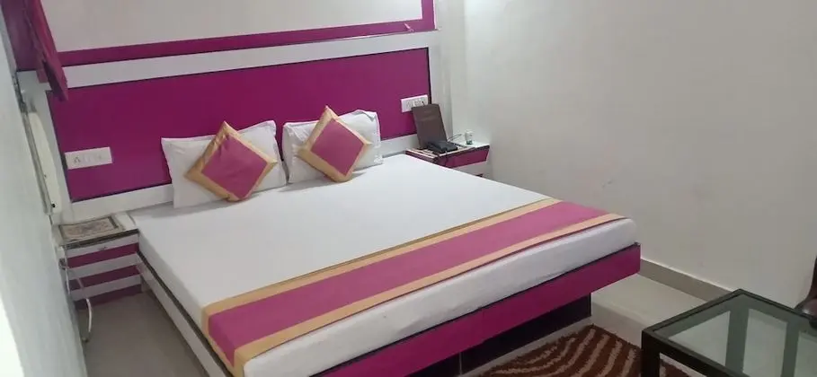 Deluxe Tek Büyük Yataklı Oda ( A/C )