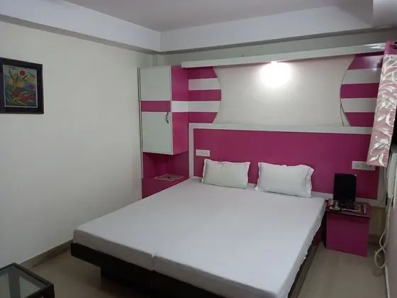 Deluxe Tek Büyük Yataklı Oda ( A/C )